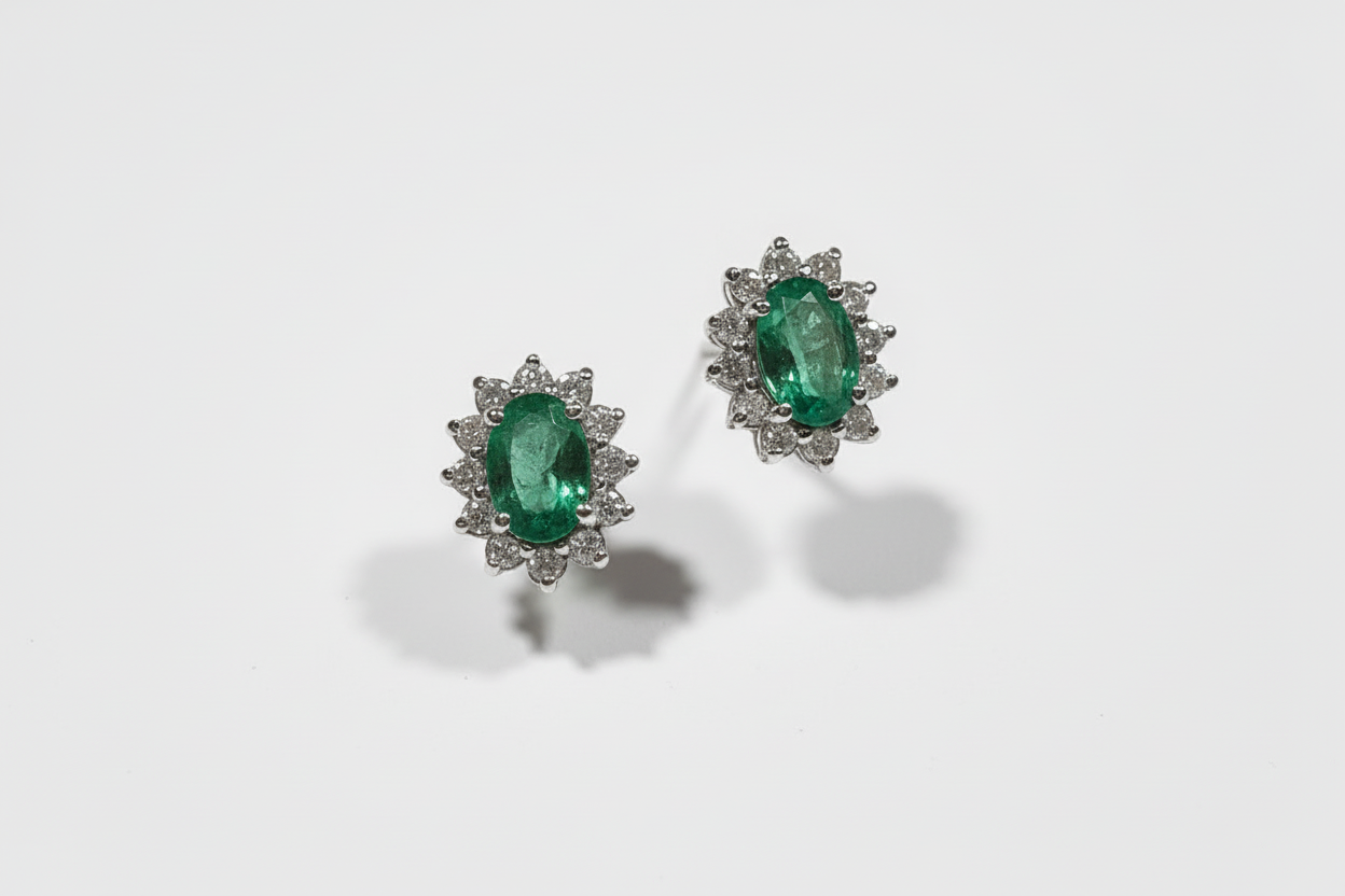 Orecchini in Oro Bianco con Diamanti e Smeraldi