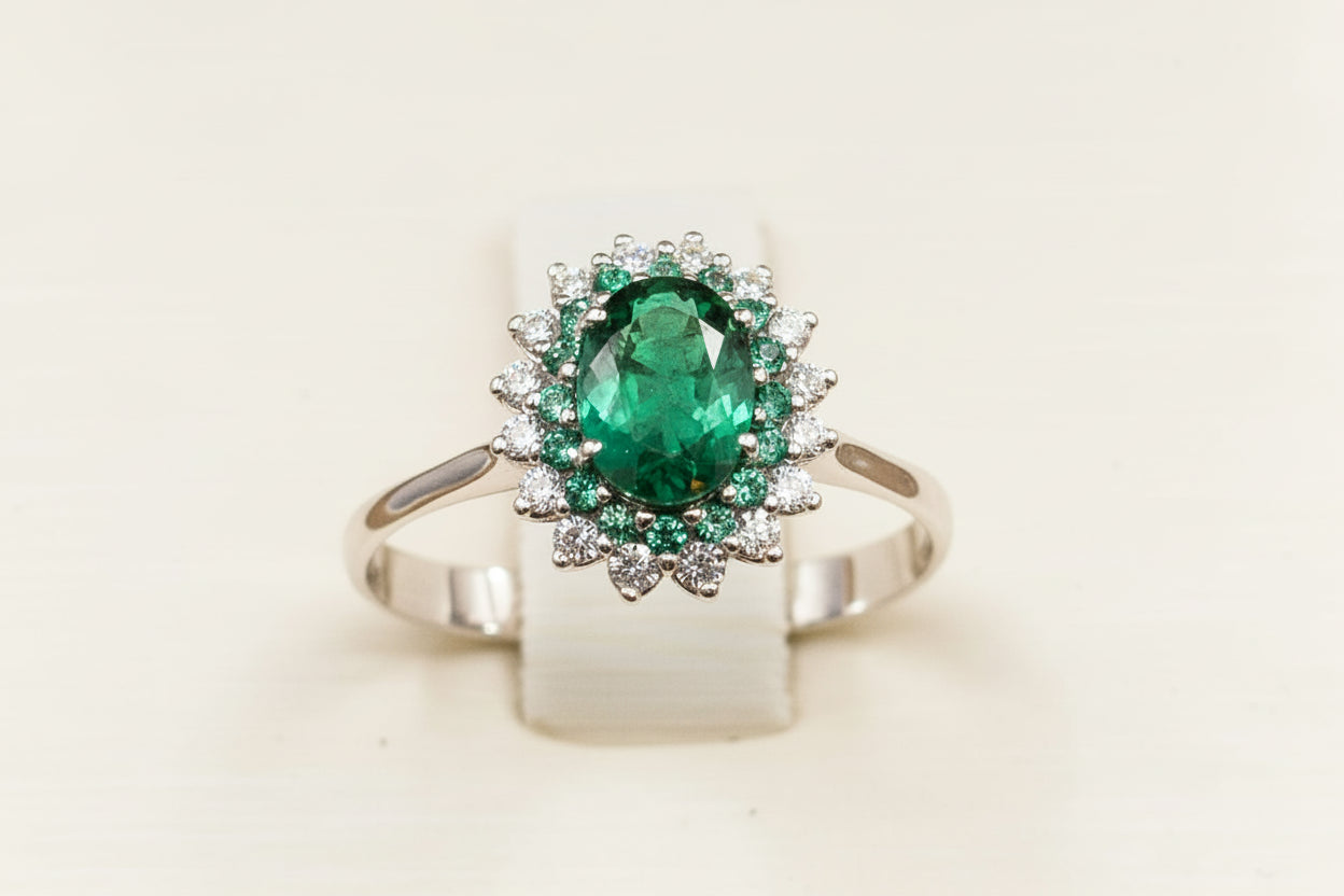 Anello in Oro Bianco 18 Carati, Con Smeraldi e Diamanti