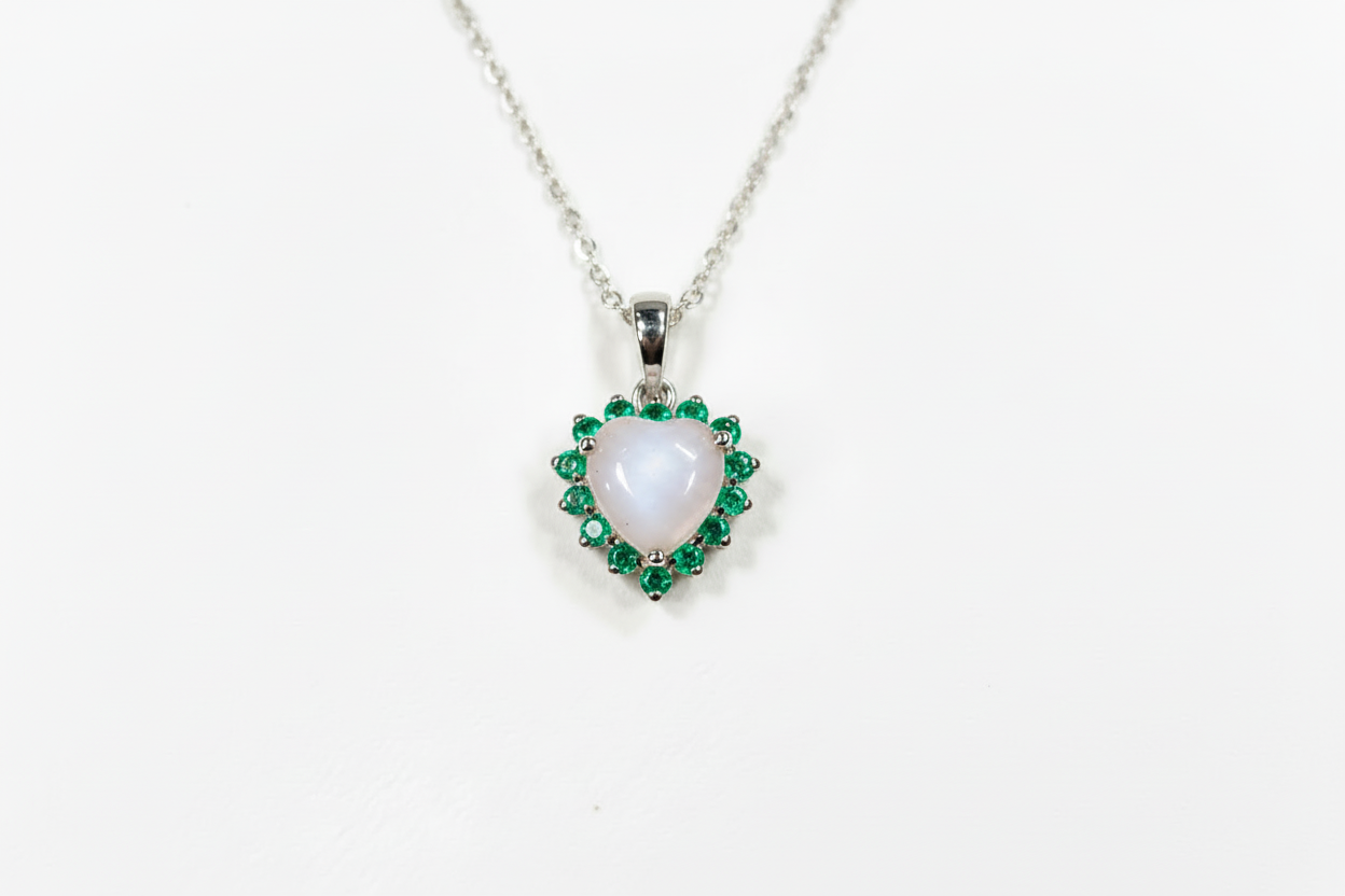 Ciondolo con pietra di latte materno a forma di cuore e giro di smeraldi