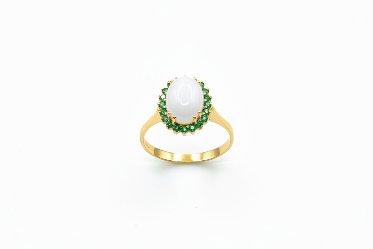 Anello con Pietra di Latte Materno a forma Ovale e Giro di Smeraldi in Oro Giallo 18 Carati